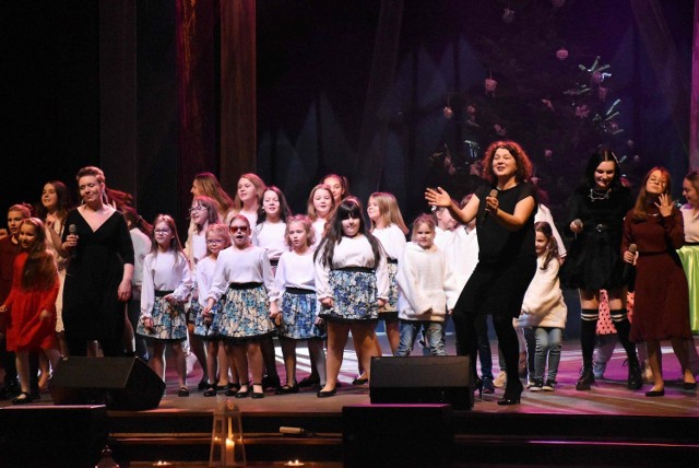 W Teatrze Miejskim w Inowrocławiu odbył się koncert świątecznych piosenek i pastorałek zatytułowany "Gloria"
