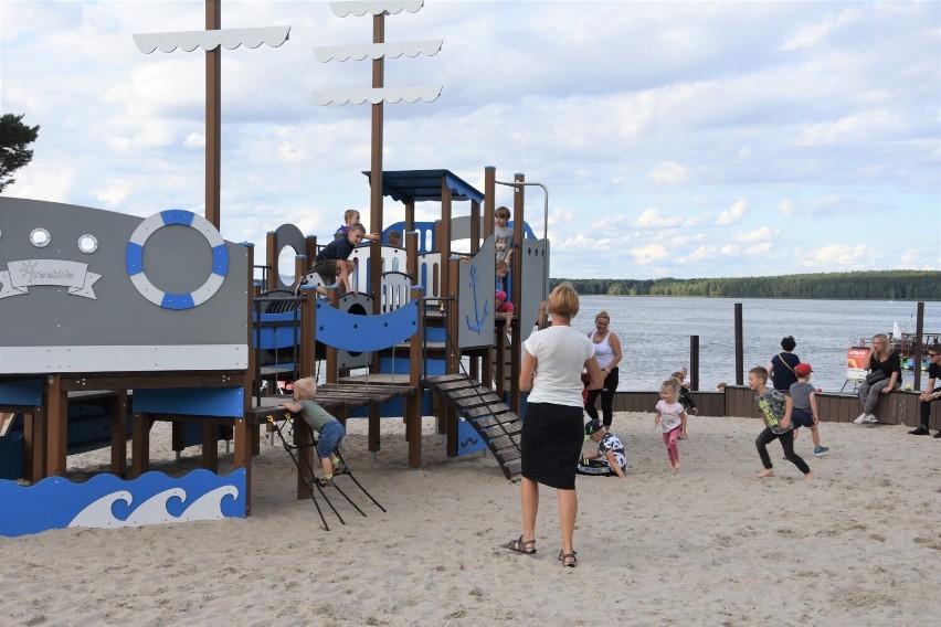 W 2021 r. z myślą o najmłodszych zbudowano na plaży w...