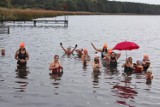 Szamotulskie morsy rozpoczęły sezon! Pierwsza wspólna kąpiel Szamotulskiego Klubu Morsów Góra Lodowa