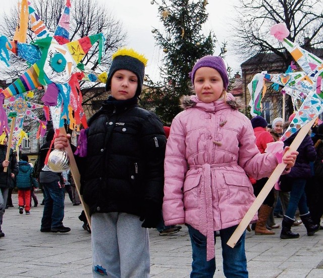 Dominika Leszczyńska i Kacper Żółciński wspólnie z koleżankami ubierali miejską choinkę