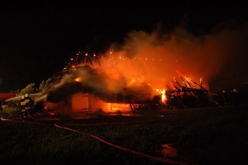 W Masłomęczu od uderzenia pioruna spłonęła największa chata w Wiosce Gotów (FOTO)
