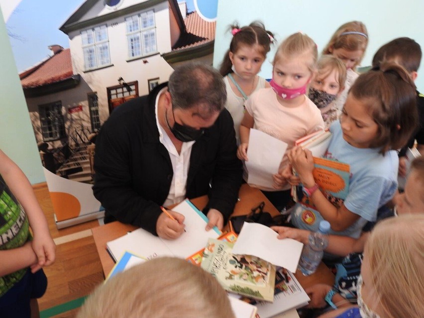 Grzegorz Kasdepke spotkał się na żywo ze swoimi fanami w szkole Podstawowej nr 3 w Pruszczu Gdańskim