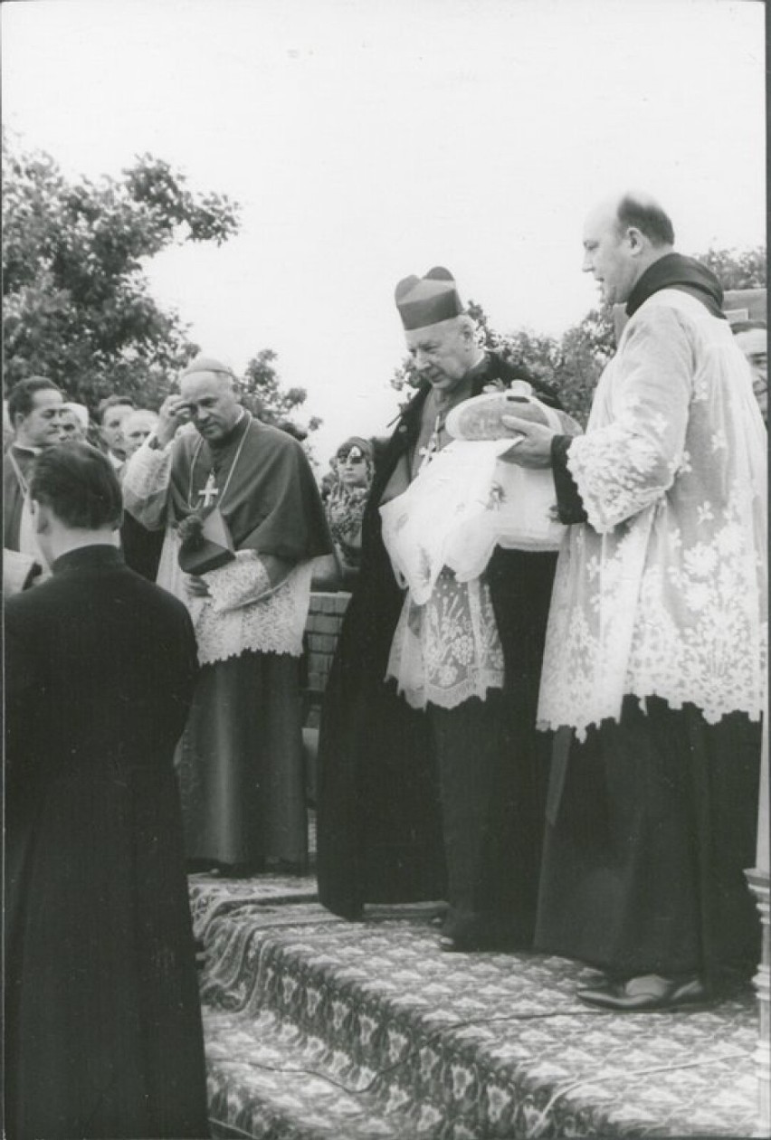 Uroczystość poświęcenia kamienia węgielnego pod budowę klasztoru karmelitanek bosych w Niedźwiadach k. Kalisza w dniu 21 VI 1971 r.