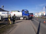 W Koronowie ciężarówka zahaczyła o krawężnik i uszkodziła zbiornik z paliwem [zdjęcia]