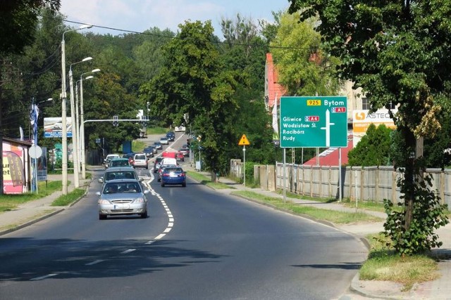 Ulicą Mikołowską codziennie przejeżdżają tysiące samochodów.