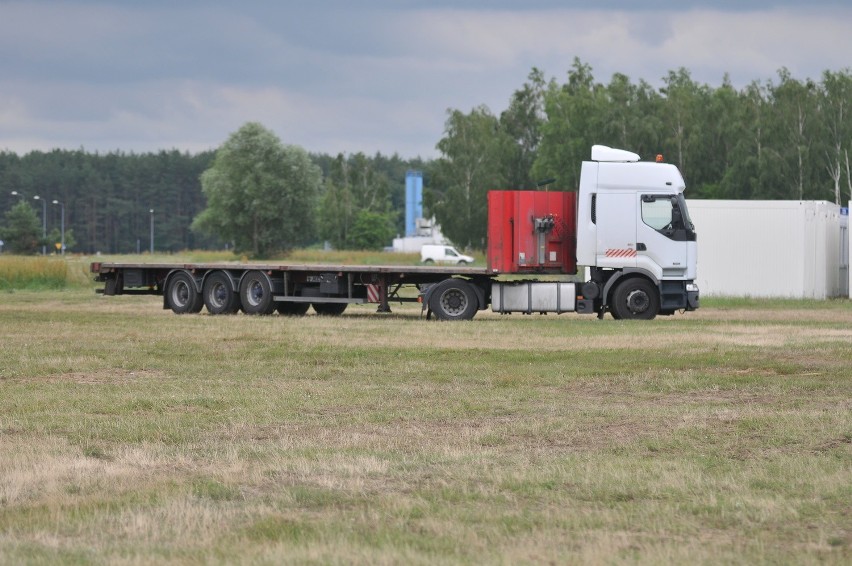 Ciężarówki dowożą kontenery, w których będzie urzędować...