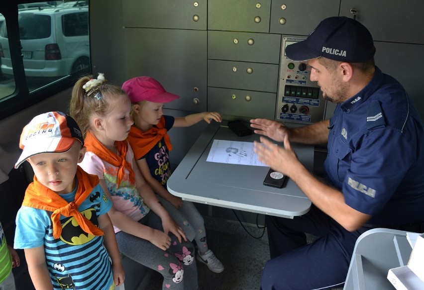 Pruszcz Gdański: Przedszkolaki z Kubusia Puchatka odwiedziły policjantów [ZDJĘCIA]