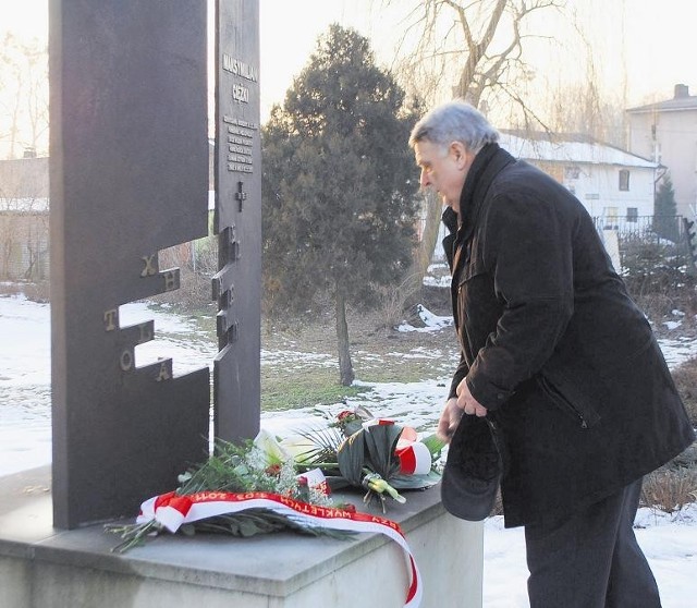 Kwiaty pod pomnikiem Maksymiliana Ciężkiego złożył zastępca burmistrza Miasta i Gminy Szamotuły, Wojciech Rabski
