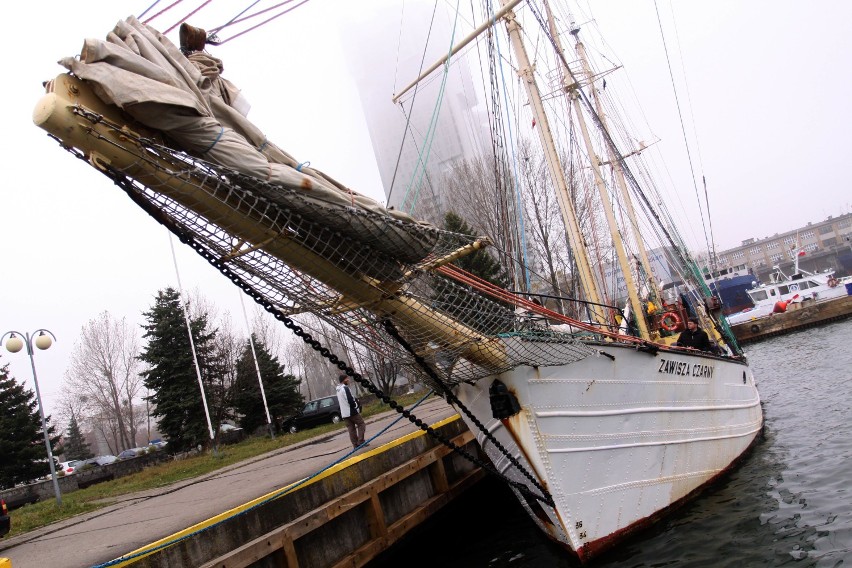 Gdynia. Flesz z przeszłości. 7.11.2009. Rejs na "Zawiszy Czarnym", aby oddać hołd Mariuszowi Zaruskiemu