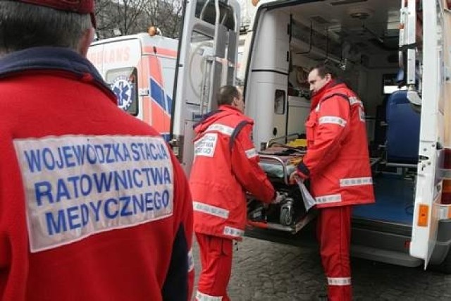 Wypadek w Olsztynie. Samochód na przejściu potrącił dwie osoby