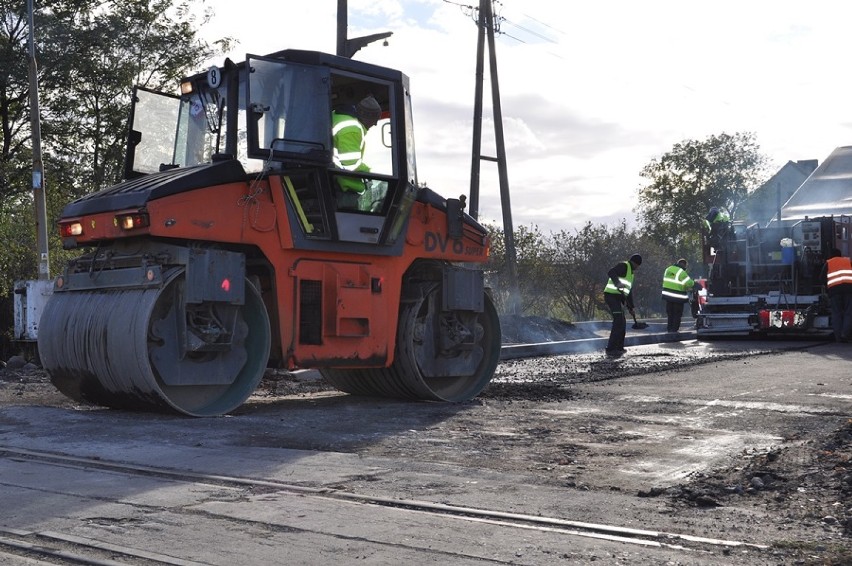 Trwają prace na Legnickiej. Robotnicy asfaltują drogę