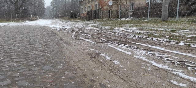 Mieszkańcy Blinka od lat interweniują w sprawie drogi, która prowadzi przez ich wieś. Niestety, jak sami przyznają, bezskutecznie