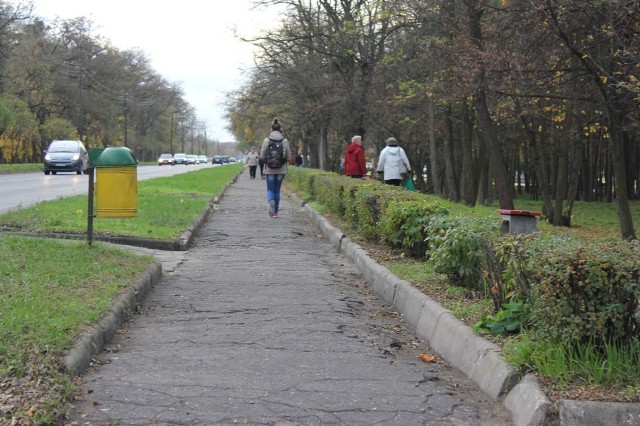 Wszystkich Świętych: Chodnik prowadzący na cmentarz wymaga remontu