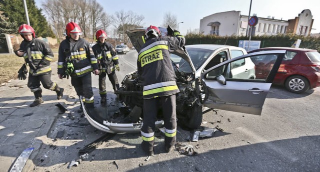 W minionym roku na drogach Zielonej Góry i powiatu zginęło 14 osób. I choć w porównaniu do 2016 r., gdy doszło do 24 śmiertelnych wypadków, spadek w liczbie tragedii jest bardzo duży, to nie ma dnia kiedy na ulicach nie wydarza się wypadek, potrącenie, czy kolizja. Na kilku zielonogórskich ulicach takich zdarzeń drogowych jest ponad 100 rocznie, co oznacza, że mniej więcej co trzy dni dochodzi tam do sytuacji zwykle z samochodem w kluczowej roli. Zobacz miejsca w mieście, które najbardziej przyczyniły się do tych statystyk.

Na zdjęciu wypadek z 2 marca na ul. Browarnej w Zielonej Górze. Kierująca peugeotem zjechała na przeciwległy pas ruchu i tam uderzyła w naczepę ciągniętą przez samochód terenowy. 

ZOBACZ GALERIĘ NAJBARDZIEJ NIEBEZPIECZNYCH MIEJSC W MIEŚCIE >>

Zielona Góra: Wjechał w pieszego na pasach [WIDEO POLICJI]





POLECAMY PAŃSTWA UWADZE:



 

