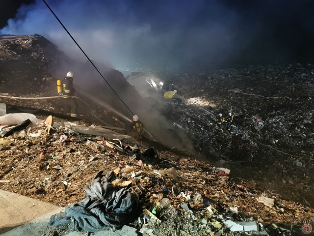 Pożar na wysypisku śmieci w Rusku koło Strzegomia, w okolicach DK 5