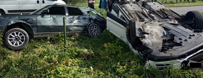 Wypadek na drodze wojewódzkiej nr 226 w Mierzeszynie. Jedno auto dachowało, jego kierowca ranny [ZDJĘCIA]