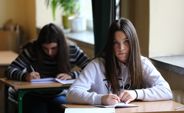 Próbny egzamin ósmoklasisty 2021 w Piotrkowie. Na zdjęciach uczniowie SP nr 3, SP nr 10 i SP nr 16 w Piotrkowie