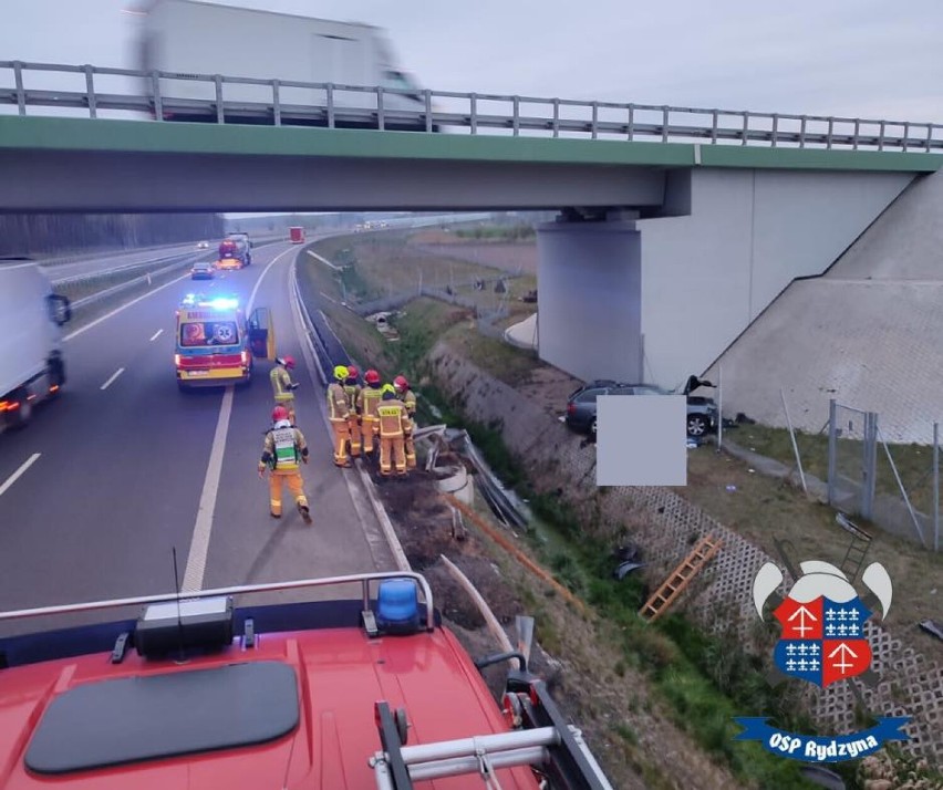 Śmiertelny wypadek na S5 koło Leszna. Auto wypadło z drogi i rozbiło się na betonowym filarze wiaduktu. Zginął kierowca skody ZDJĘCIA