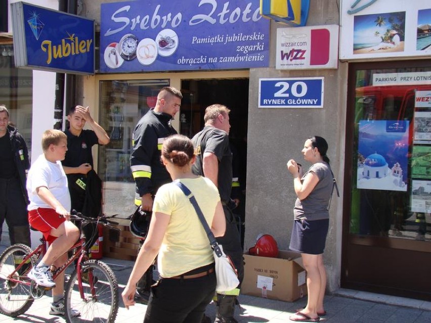 Strażacy w Oświęcimiu interweniowali na Rynku. Dym w sklepie jubilerskim.