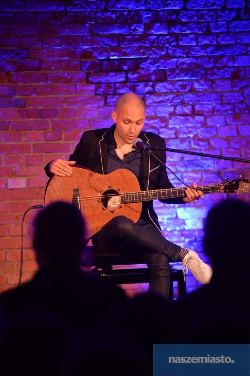 Gitarzysta Piotr Krępeć wystąpi w Koninie. To wybitny muzyk specjalizujący się w fingerstyle