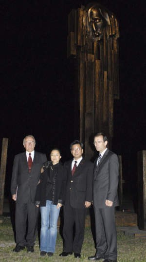 Od lewej: Tadeusz Wojarski, prezes GZUT, autorka projektu pomnika Lu Pin , amasador nadzwyczajny ChRL Yuan Gui Sen, oraz prezydent Gliwic &amp;#8211; Zygmunt Frankiewicz.