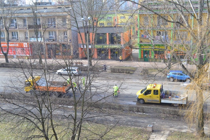 W środę drogowcy łatali dziury w nawierzchni ul. Wybickiego...