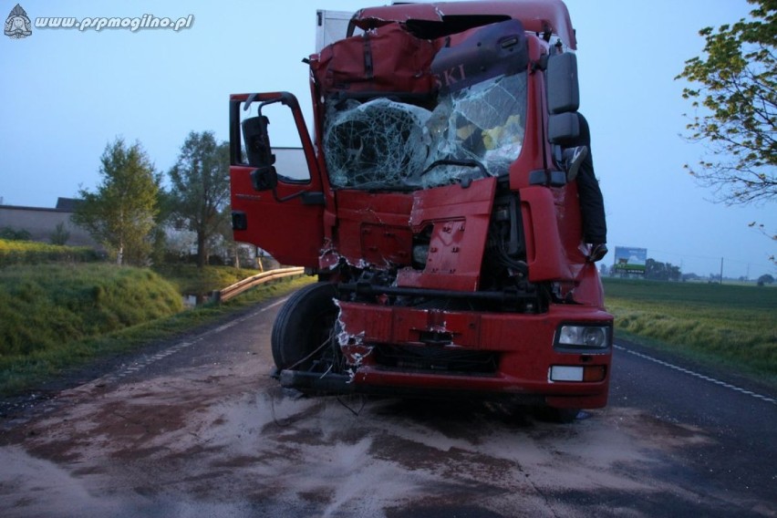 Wypadek samochodów ciężarowych na drodze krajowej nr 15/25...