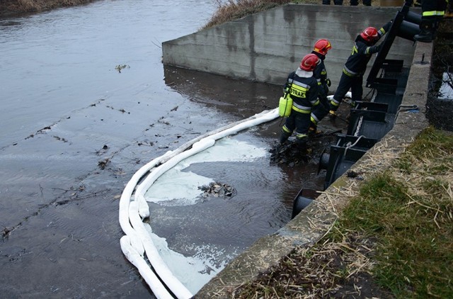 Strażacy walczą z wyciekiem oleju do Warty