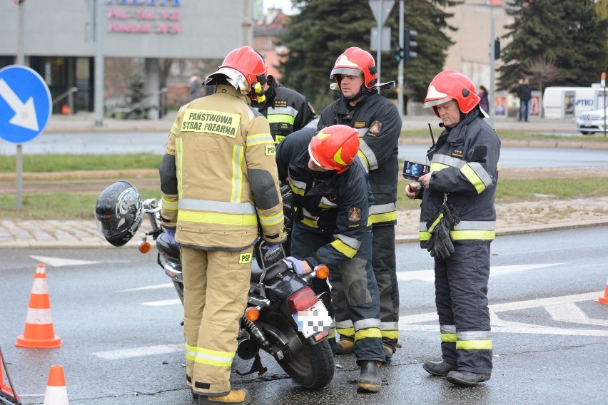 Zderzenie motocykla z samochodem na ul. Chełmińskiej w Grudziądzu [wideo, zdjęcia]