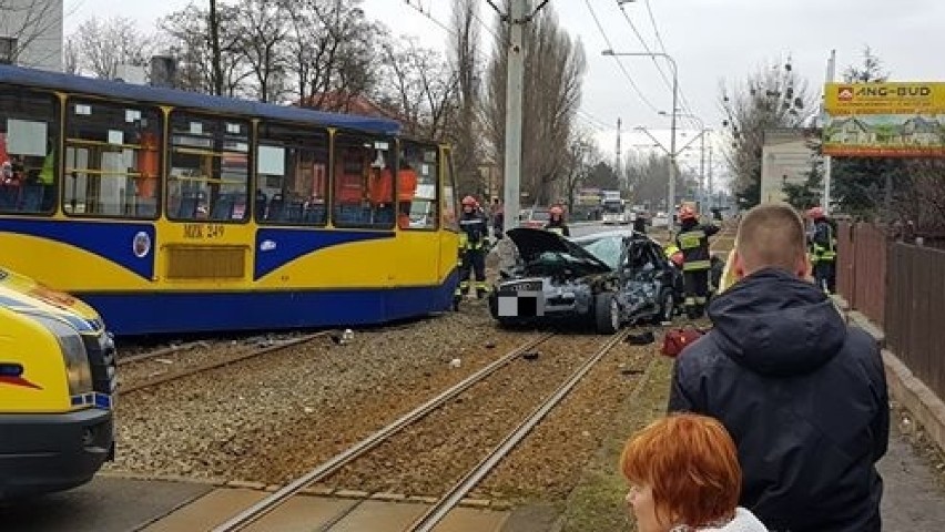 Na ul. Skłodowskiej-Curie doszło do kolizji osobówki z...