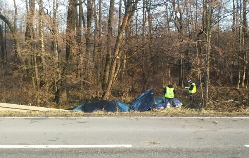 Kierowca bmw wyprzedzał dwa samochody, kiedy kierowca skody...