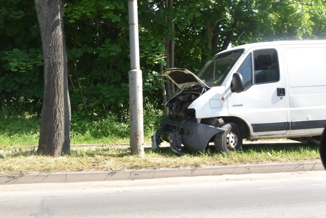 Kierujący jumperem doprowadził do kolizji na ul. Lwowskiej, zjechał rozbitym autem na poboczu, po czym wziął nogi za pas