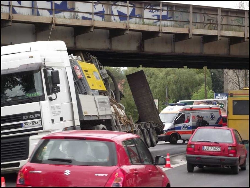 Wałbrzych: Ciężarówka utknęła pod wiaduktem (zdjęcia i film)