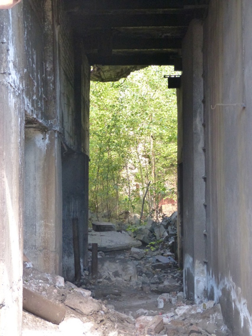 Stara huta popada w ruinę i zagraża (zdjęcia)
