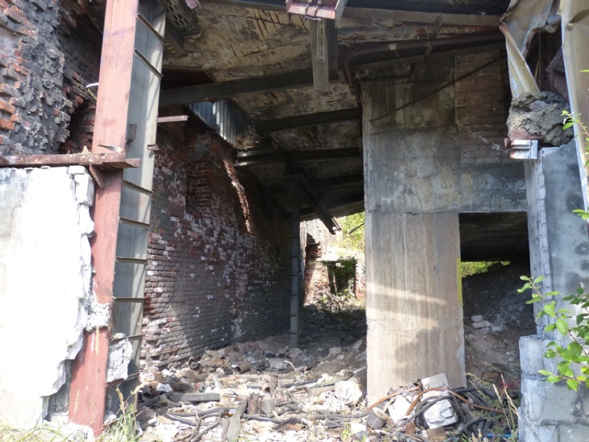 Stara huta popada w ruinę i zagraża (zdjęcia)
