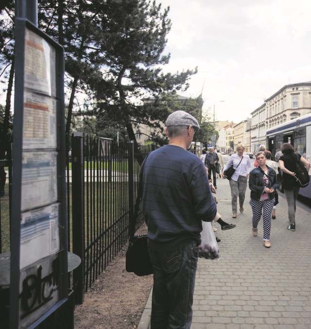 Ten przystanek przy Warszawskiej jest naprawdę często używany przez pasażerów. Wiata poprawiłaby ich komfort