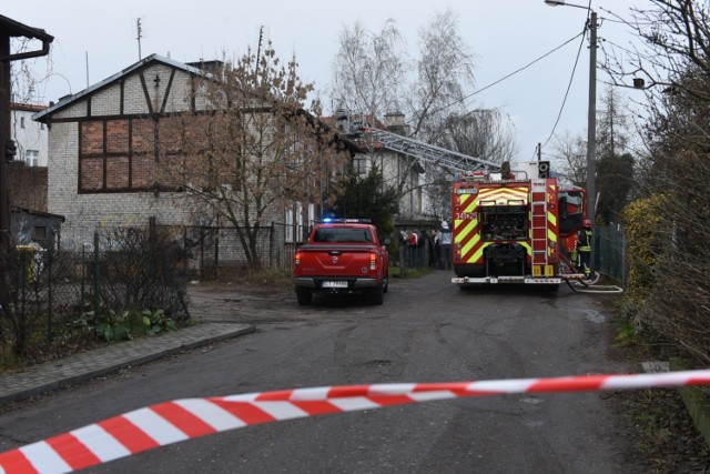 Bezdomny mężczyzna poniósł śmierć w pożarze przybudówki z pruskiego muru przy ul. Granicznej 5 w Toruniu.

Płomienie zauważono w godzinach przedpołudniowych, na miejscu błyskawicznie pojawili się ratownicy z Komendy Miejskiej Państwowej Straży Pożarnej w Toruniu. Palił się budynek gospodarczy, właściwie zbudowana z pruskiego muru przybudówka kryta drewnianym dachem.

Zobacz także: Tragiczny wypadek w Toruniu na Szosie Lubickiej. Jest film z chwili zdarzenia [KADRY]
-&nbsp;Gdy strażacy dodarli na miejsce, pożar był już bardzo rozwinięty – informuje bryg. Andrzej Seroczyński z Komendy Miejskiej Państwowej Straży Pożarnej w Toruniu. - W trakcie prowadzenia działań ratowniczo-gaśniczych ściany i dach tej przybudówki runęły. W wnętrzu komórki o powierzchni ok. 10 mkw. zginął bezdomny mężczyzna. Jego ciało strażacy odnaleźli podczas odgruzowywania.

Pożar przy ul. Granicznej w Toruniu. Nie żyje jedna osoba