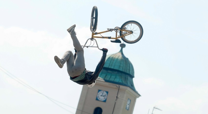 Podniebne loty na Rynku w Rzeszowie. Popisy akrobatyczne rowerzystów podczas Rzeszów Bike Festival