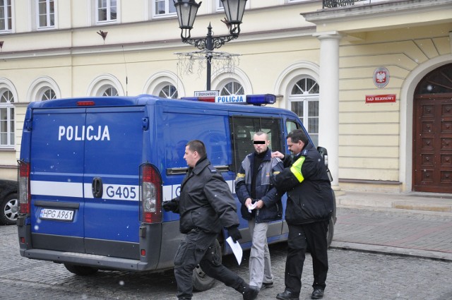 24-latek w trakcie transportu do Zakładu Karnego w Wadowicach, po usłyszeniu zarzutów