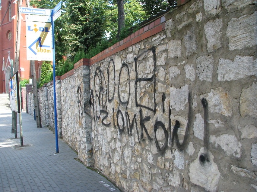 Pseudograffiti na murze przy kościele św. Wojciecha