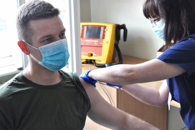 W województwie zachodniopomorskim rozpoczęły się szczepienia żołnierzy przeciwko COVID-19.