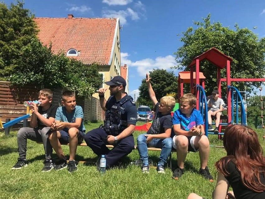 Profilaktyczne spotkanie policjanta z uczniami szkoły odbyło się w Bągarcie