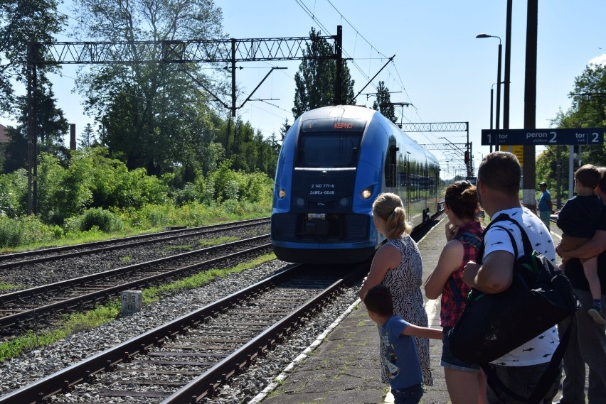 Nowoczesne pociągi na linii Wieluń-Wieruszów. Spore zainteresowanie przejazdami FOTO