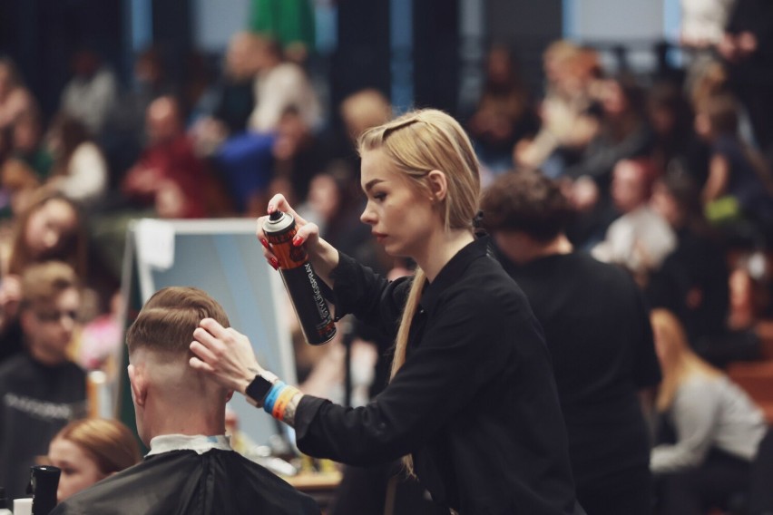 Konkursy na grzebienie i nożyczki dla zaczynających przygodę z fryzjerstwem. W Krakowie odbył się widowiskowy Junior Hair Show