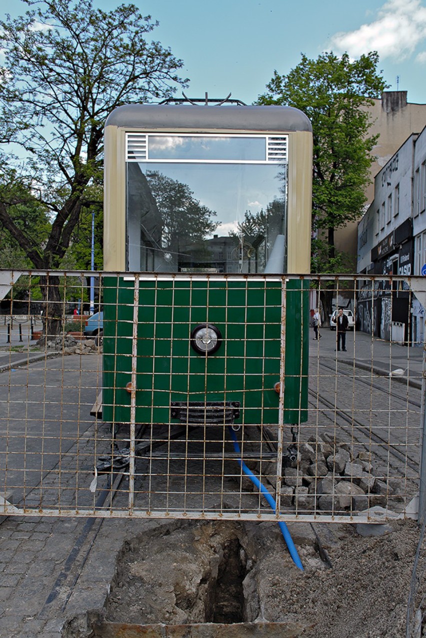 Tramwaj kawiarnia już stoi na ulicy Zielonej.