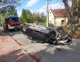 Bierutów. Dachowanie samochodu osobowego na ul. Zielonej w Bierutowie. Interweniowały służby! 