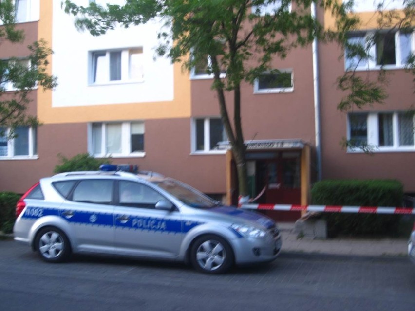 Gdańsk: Bomba przed klatką budynku przy ul. Jabłońskiego na Chełmie. Saperzy zabrali niewybuch
