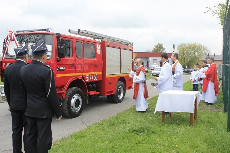 Dzień Strażaka i poświęcenie nowego wozu strażackiego w Ładzicach [ZDJĘCIA]