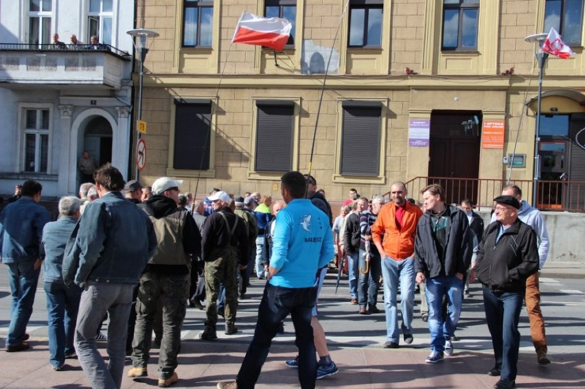 Wędkarze w Czarnkowie wyszli na ulicę, bo chcą łowić na rzece Noteć!