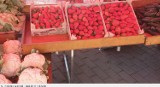 Warzywa i owoce na miejskim targowisku w Bełchatowie. Truskawki drogie, bo... polskie ZDJĘCIA
